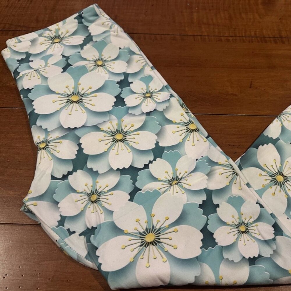 Ladies Buttery Soft Full Length Leggings- Green & White Floral - One Size